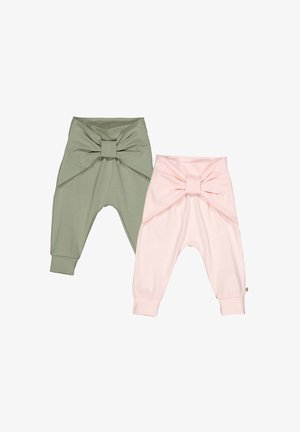 Zwei Paare Kinderhosen: eine in olivgrün und eine in hellrosa, beide mit einem frontalen Schleifendetail, aus weichem Stoff und mit elastischen Bündchen.