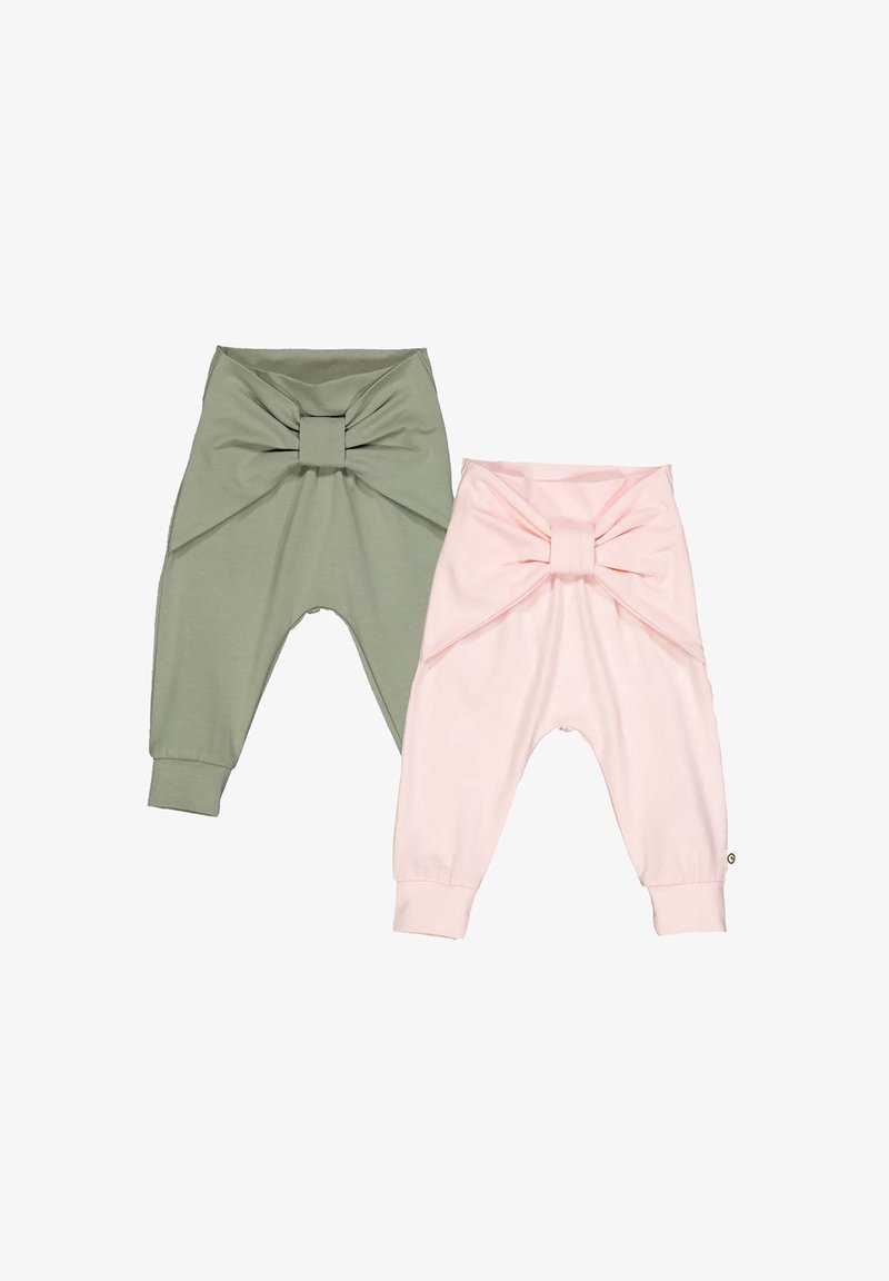 Twee paren kinderbroeken: één olijfgroen en één lichtroze, beide met een strik-detail aan de voorkant, van zachte stof en met elastische boorden.