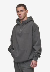 Pegador LOGO OVERSIZED HALF ZIP HOODIE - Kapucni - washed anthracite