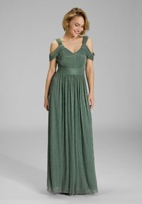 Robe longue verte avec un design à épaules dénudées. Présente un col en V, une taille froncée et une jupe fluide avec une finition texturée.