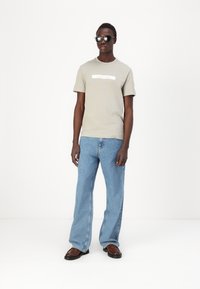 Calvin Klein CUT OUT SHADOW LOGO - T-shirt med print - london fog