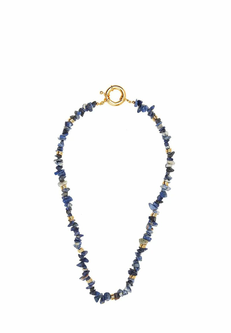 Collana in pietre di kyanite blu con accentuazioni in metallo dorato. Presenta pietre di forma irregolare e una chiusura a toggle rotonda.