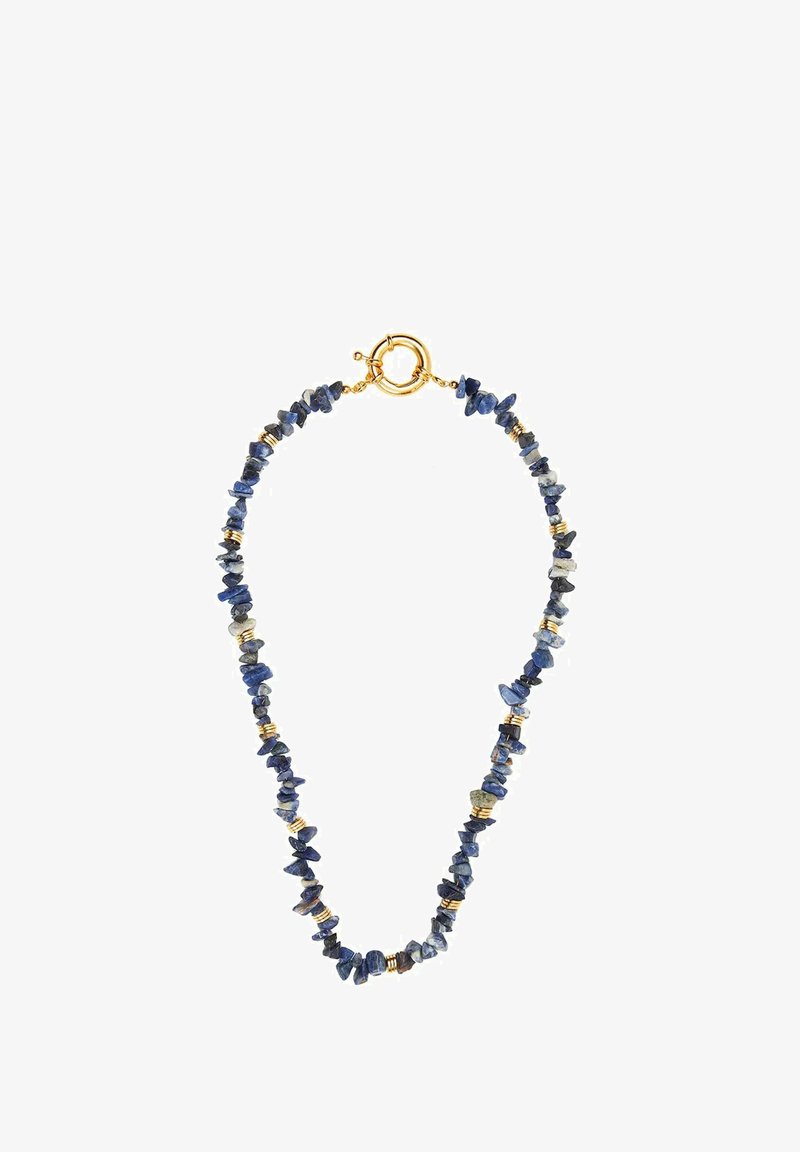 Collana in pietre di kyanite blu con accentuazioni in metallo dorato. Presenta pietre di forma irregolare e una chiusura a toggle rotonda.