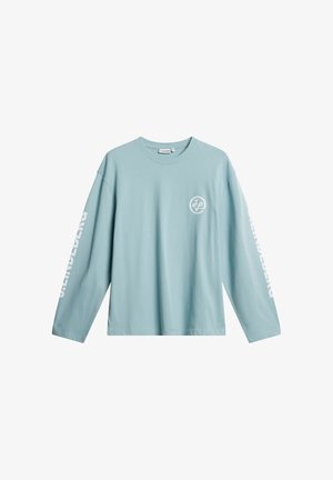 Lichtblauw katoen t-shirt met lange mouwen, met een logo op de borst en witte tekst gedrukt langs de linker mouw. Klassiek ontwerp met ronde hals.