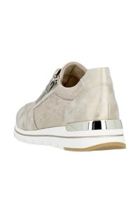 Sneaker beige metallizzato con pannelli testurizzati, cerniera laterale e un accento argento lucido sul tallone. Suola bianca con rifiniture in beige chiaro.