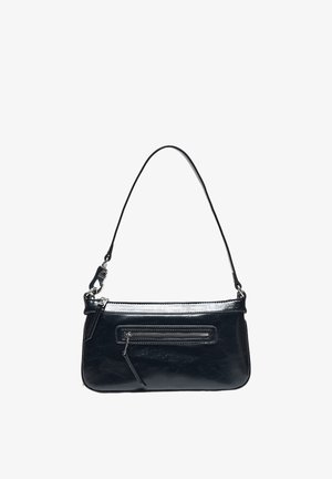 Petit sac à main en cuir noir avec une courte bandoulière, une poche zippée à l'avant et des détails argentés sur la fermeture éclair.