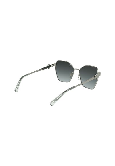 Lunettes de soleil avec une monture en métal argenté et des verres gris en forme de pentagone. Présentent des branches élégantes avec des détails subtils et une finition brillante.