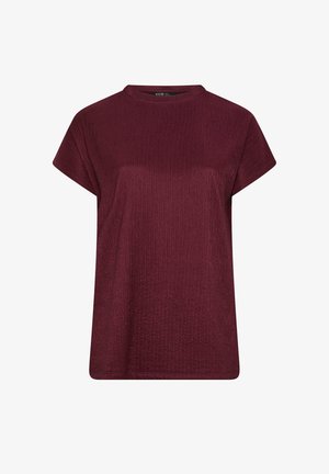 Camiseta de corte corto en color burdeos con cuello redondo. Tejido texturizado con sutiles líneas verticales, ajuste relajado y sin herrajes visibles.