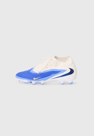 Chaussure de football bleue et blanche avec une tige texturée, un col rembourré et six crampons. Présente un logo doré sur le côté et des accents contrastés en bleu marine.