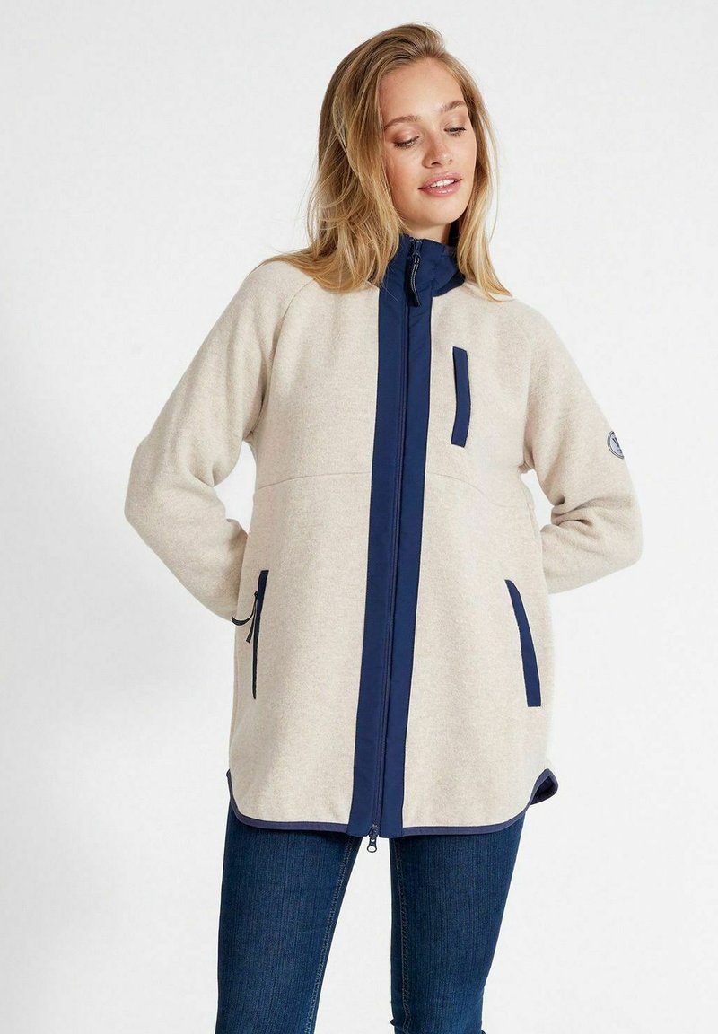 Helle beigen Fleecejacke mit marineblauen Akzenten, Reißverschluss, Stehkragen und zwei Fronttaschen, mit einer glatten Textur und modernem Design.