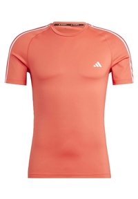 Camiseta deportiva coral hecha de tejido elástico. Mangas cortas, cuello redondo, diseño de tres rayas blancas en los hombros y pequeño logo en el pecho.