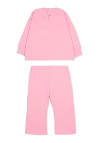 Różowy bawełniany zestaw do wypoczynku, składający się z długiego rękawa z zaokrąglonym dekoltem i zapięciem na zatrzask z tyłu oraz pasujących spodni z elastycznym paskiem.