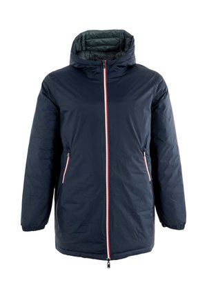 Veste matelassée bleu marine avec capuche. Présente une fermeture éclair à l'avant avec des accents rouges et deux poches latérales zippées. Texture lisse, coupe décontractée.