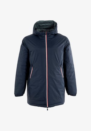 Marineblauwe gewatteerde jas met een capuchon. Beschikt over een voorrits met rode accenten en twee zijzakken met rits. Gladde textuur, ontspannen pasvorm.