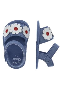 Blaue Jeans-Sandalen mit weißen Blumenverzierungen mit roten Mittelteilen, geschlossenem Zehenbereich, verstellbarem Riemen und weicher Stoffstruktur.