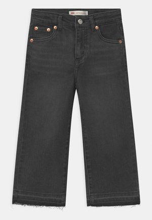 Schwarze Jeans im weiten Schnitt mit fünf Taschen, Hardware in Kupferfarbe und rohem Saumdesign am Boden.