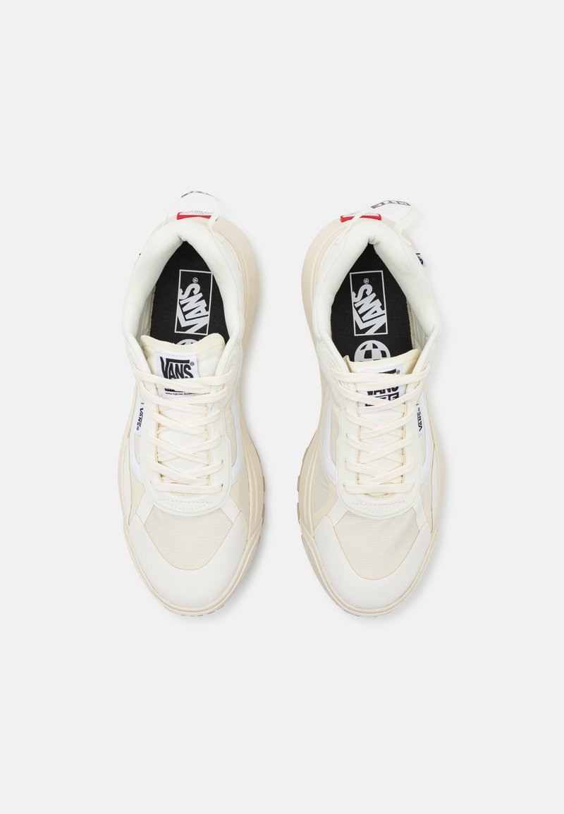 Zapatillas de malla blanca y cuero con detalles en crema, punta redonda y cordones, que cuentan con una plantilla negra con el logo de 'VANS' y una pestaña en el talón roja.