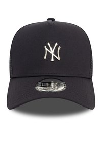 Gorra de béisbol negra con un diseño estructurado, que presenta un logo bordado plateado en la parte frontal y una correa ajustable en la parte trasera.