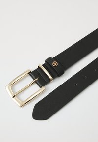 Ceinture en cuir noir avec une boucle rectangulaire en ton or brillant. La ceinture présente une texture lisse et comprend plusieurs trous de réglage.