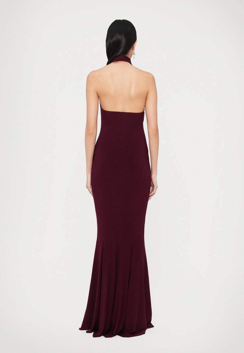 Robe de soirée bordeaux à col licou, cintrée à la taille, évasée à l'ourlet, en tissu lisse avec un design minimaliste.
