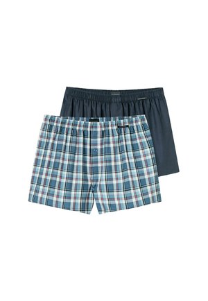 Zwei Paare Herrenboxershorts: eine mit einem blau-roten Karomuster, die andere einfarbig dunkelblau, beide haben einen elastischen Bund.