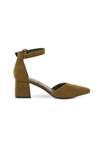 Scarpa con tacco alto in suede marrone, con punta affilata e cinturino alla caviglia, caratterizzata da un tacco a blocco quadrato per stabilità e una finitura opaca liscia.