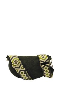Sac d'épaule en daim vert foncé avec une bandoulière à motif géométrique en vert et crème. Doté de ferrures dorées et d'une forme incurvée.