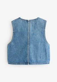 Gilet smanicato in denim blu mostrato da dietro con cucitura centrale e scollo rotondo su sfondo bianco.