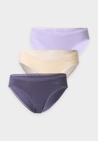 Trois culottes bikini en coton pour femmes en violet, beige et gris foncé avec une bordure en dentelle, empilées sur un fond blanc.