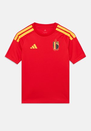 Maillot Adidas rouge avec des rayures jaunes sur les épaules et un emblème national belge sur le devant. Confectionné en tissu léger et respirant.