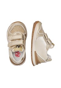 Zapatillas infantiles en tono dorado, con material de malla y sintético, correas de velcro y suelas de goma texturizada. Destacan por tener una plantilla con logo.