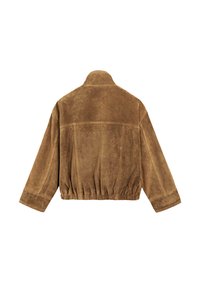 Bruine suède jas met elastische tailleband, lange mouwen en brede manchetten, weergegeven van achteren op een witte achtergrond.