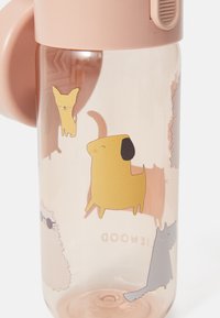 Bouteille d'eau en plastique transparent avec un couvercle rose, ornée de motifs de chien et de chat en cartoon dans des teintes jaunes, grises et noires. Texture lisse avec une finition brillante.