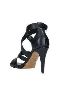Černé sandály na vysokém podpatku s kříženými pásky, hladká kožená úprava, otevřená špička a texturovaný páskový řemínek se sponou.