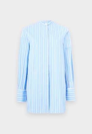 Chemise bleu clair à manches longues avec des rayures blanches verticales, un col mao, des boutons dissimulés à l'avant et des poignets larges à rayures horizontales.