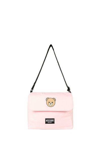 Borsa in tessuto rosa con pattina, caratterizzata da una grafica con il volto di un orso sul fronte e una tracolla nera regolabile. Include un'etichetta "Moschino Baby".