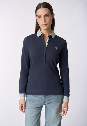 Polo a maniche lunghe blu navy con colletto e polsini grigi. Presenta una patta con bottoni e un logo ricamato sul petto. Realizzato in tessuto morbido.