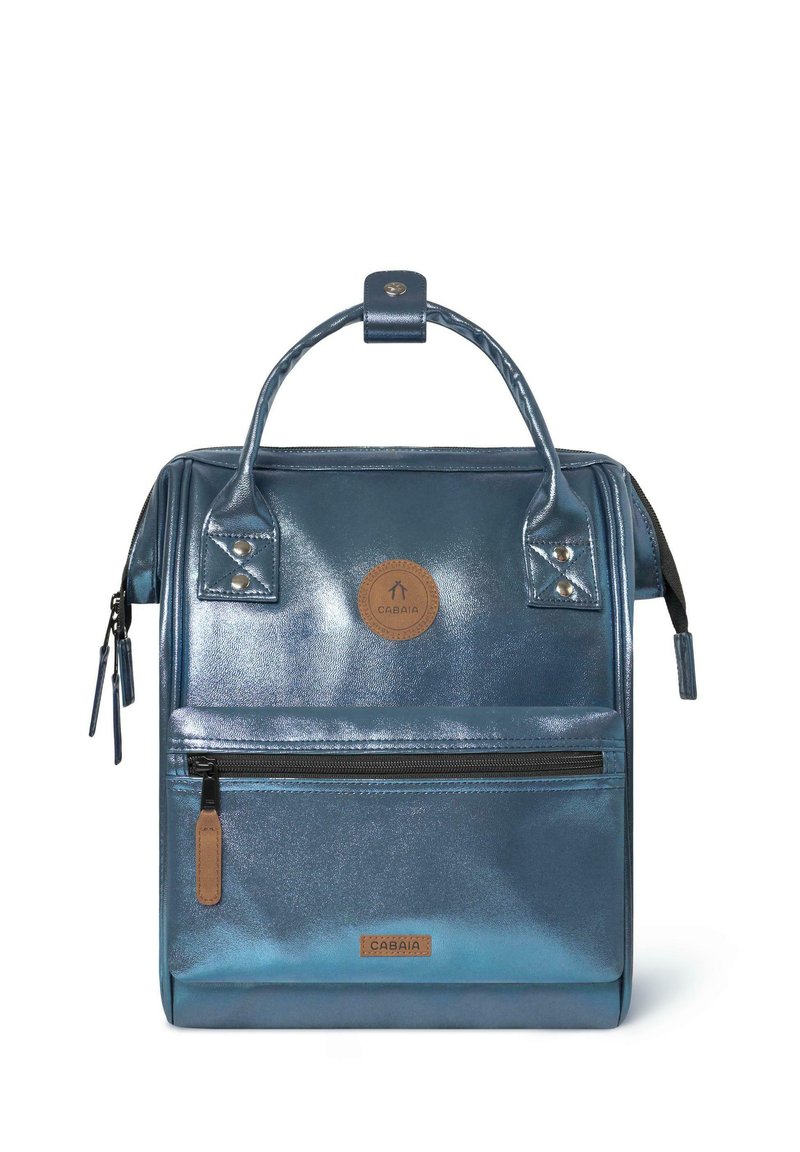 Metallisch blauer Rucksack mit zwei oberen Griffen, vorderer Reißverschlusstasche, Lederakzenten und geprägtem Logo-Patch. Glatte Textur und strukturiertes Design.