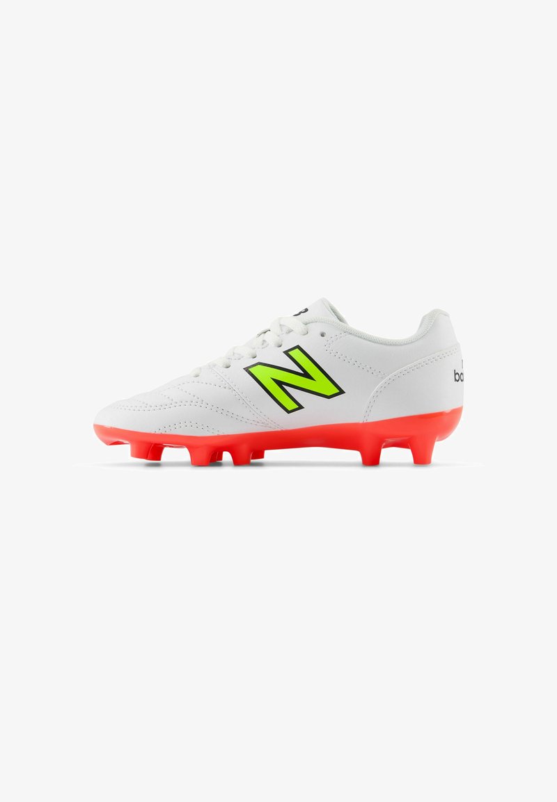 Scarpa da calcio bianca con logo "N" verde neon, tomaia testurizzata e suola con tacchetti rossi vivaci. Design con lacci e colletto imbottito per supporto.