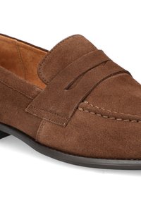 Brązowe zamszowe mokasyny z detalem w postaci paska z przodu, niskim obcasem i gładkim wykończeniem wewnętrznym; posiadają przeszycia wzdłuż krawędzi i okrągły czubek.