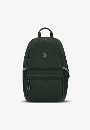 Zelený látkový batoh s zaobleným tvarom, vonkajšou zipsovou kapsou, sieťovými bočnými vreckami a nášivkou loga na prednej strane.