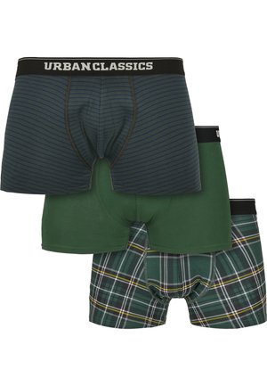 Trois boxers pour hommes dans des tons verts : rayé, uni et à carreaux, chacun avec une ceinture noire portant l'inscription "URBAN CLASSICS".