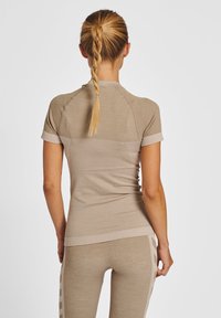 Hummel HMLCLEA SEAMLESS TIGHT  - Sport T-shirt - grey, brown