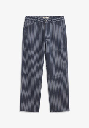 Teget plave hlače s bijelim okomitim prugama, prednjim džepovima, petljama za remen i kopčanjem na gumbu u struku.