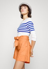 Lauren Ralph Lauren DAVIANA BELTED LINEN SHORT - Calções - poppy