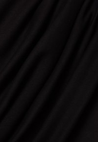 Schwarzer Stoff mit sanften diagonalen Falten, die eine glatte Textur und feines Gewebemuster zeigen.