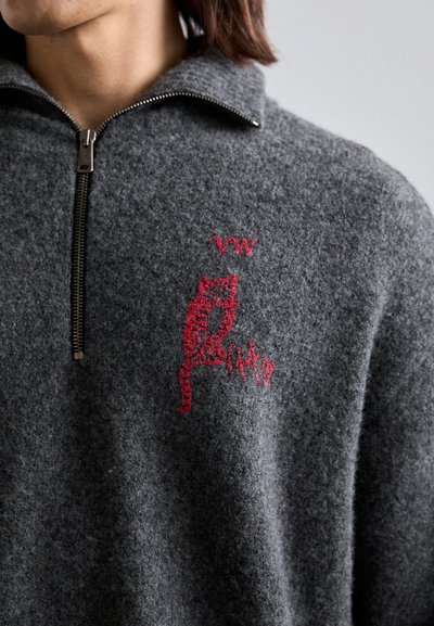 Grau zip-fleece mit Stehkragen, ausgestattet mit einem roten gestickten Katzenmotiv und Text. Das strukturierte Material bietet Wärme und Komfort.