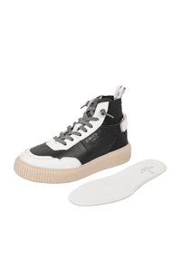 Baskets montantes en cuir noir et blanc, avec des lacets gris, une semelle en caoutchouc texturé et une semelle intérieure blanche amovible.