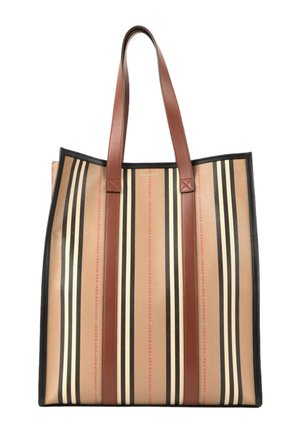 Stor taske med lodrette beige, sorte og creme striber, brune læderhåndtag og diskrete røde tekstdetaljer.
