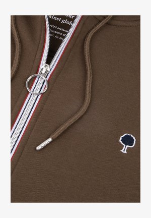 Brauner Kapuzenpullover mit silbernem Ring-Reißverschluss, rot-weißer gestreifter Fütterung, Kordelzug und kleinem gestickten Baumlogo auf der Brust.